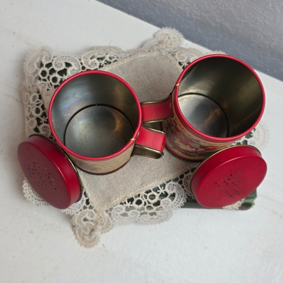 Vintage Christmas Music Tin Salt‎ Pepper Shakers Red Wreath Design Set Red Metal - Picture 9 of 9